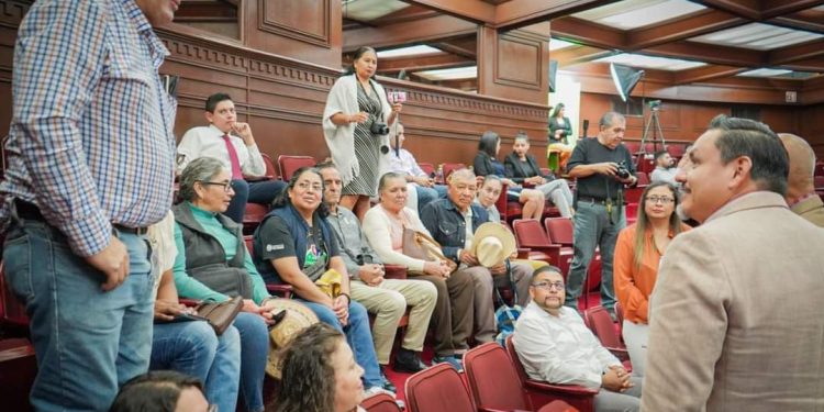 Federación debe instalar mesa de diálogo para atender problemática de exbraceros: Víctor Manríquez