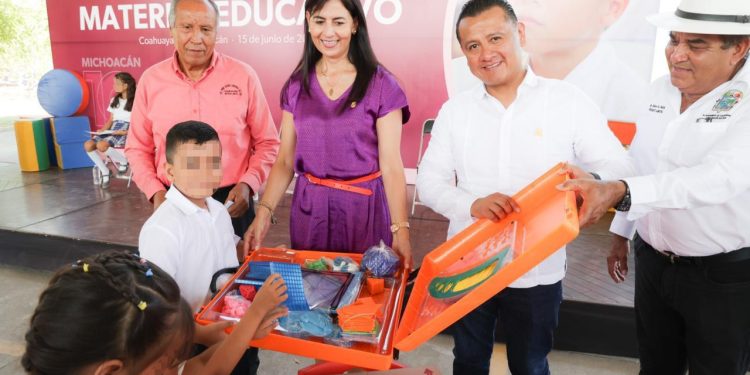 Encabeza Torres Piña entrega de material en escuelas de Coahuayana por más de 25 mdp