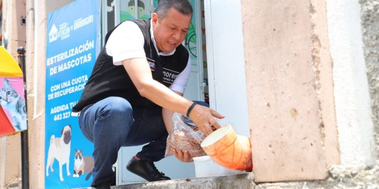Juan Carlos Barragán instaló dispensadores de agua y alimento para perros en situación de calle