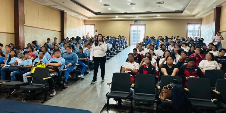 Imparte FGE taller denominado “Cuidado con lo que observas y compartes en redes sociales y el internet”