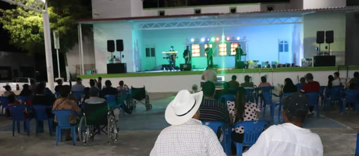 En el marco de las Noches de Domingo Familiar ayuntamiento de Buenavista festejó a los papás