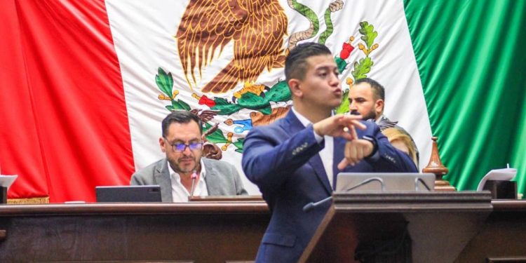 Estacionamientos deben hacerse responsables de afectaciones a vehículos: Víctor Zurita