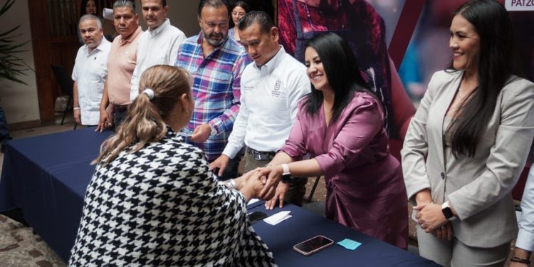 Reciben comerciantes primeras cartas compromiso para asignación de locales del nuevo mercado de Pátzcuaro