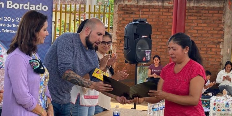 Premian a ganadores de concursos artesanales de Ihuatzio y Santa Cruz