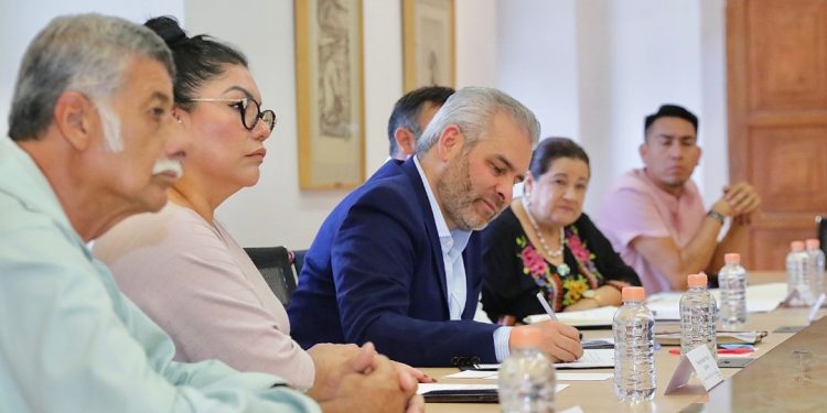 Atiende Bedolla solicitudes de comunidades de Uruapan