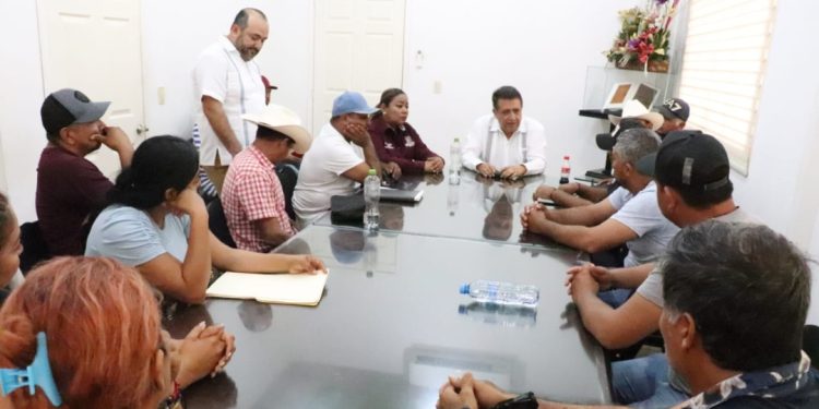 Se reunen autoridades municipales y de las comunidades desplazadas en Apatzingán