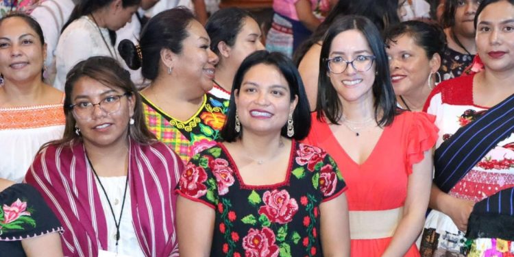 Llama Erendira Isauro a mujeres indígenas a la unidad