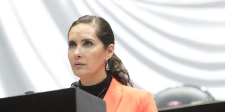 Macarena Chávez levanta la voz por los derechos de los egresados de las universidades del bienestar