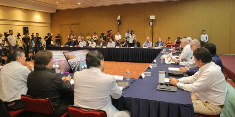 Firman Bedolla y sector agroindustrial acuerdo para formalizar a sus trabajadores