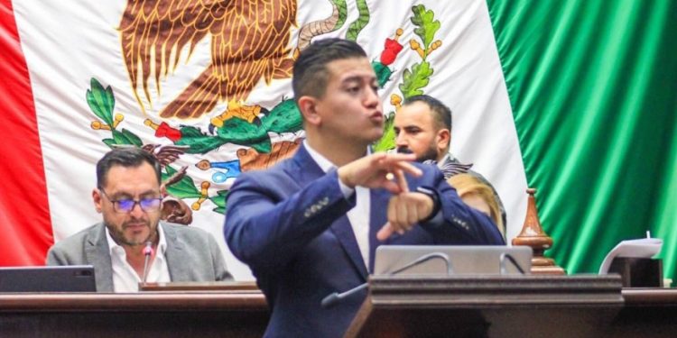 Estacionamientos deben hacerse responsables de afectaciones a vehículos: Víctor Zurita