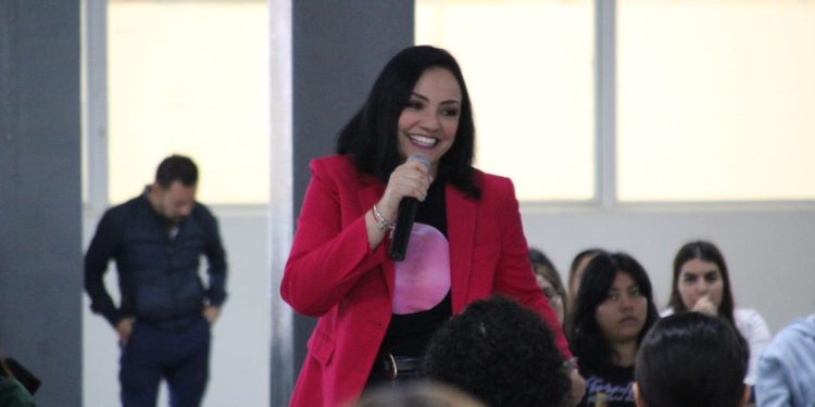 Invita diputada Adriana Hernández a jóvenes uruapenses a participar en política