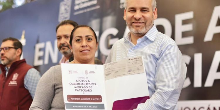 Cumple Bedolla, entrega apoyos a comerciantes reubicados del mercado de Pátzcuaro