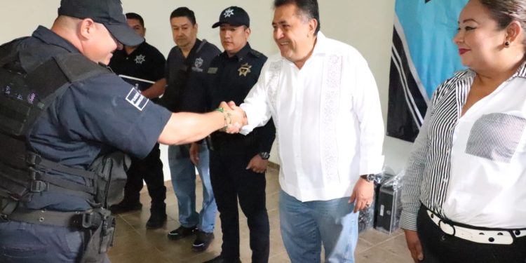 Dotan de uniformes a elementos de Seguridad Pública.