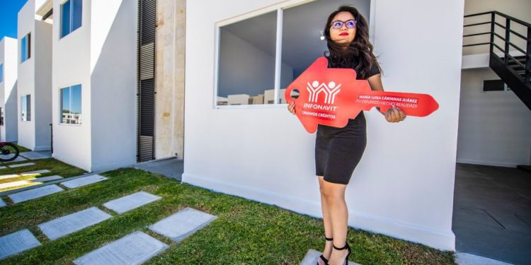 Mujer, con infonavit, formar un hogar es más fácil que nunca
