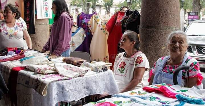 Arranca en Pátzcuaro muestra artesanal de bordado de punto de cruz