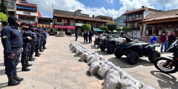 Entrega Segob uniformes y motocicletas a ronda comunitaria de Cherán