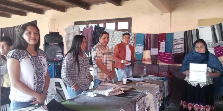 Galardonan a 31 artesanas textileras de Angahuan