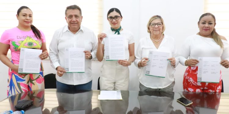 Firma convenio Universidad Montrer y gobierno local.