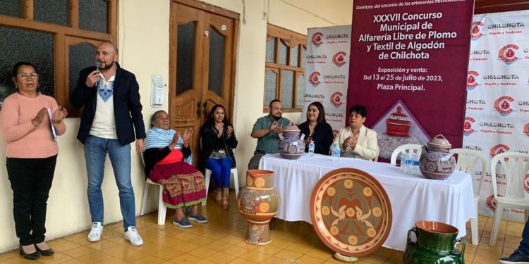 Premian a las mejores artesanías de alfarería y textil de Chilchota