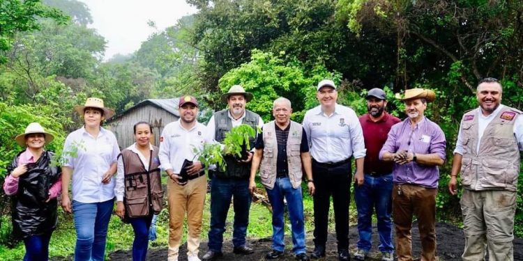 Se compromete Reyes Galindo con acciones de ejidatarios para crear reserva ecológica en Tierra Caliente