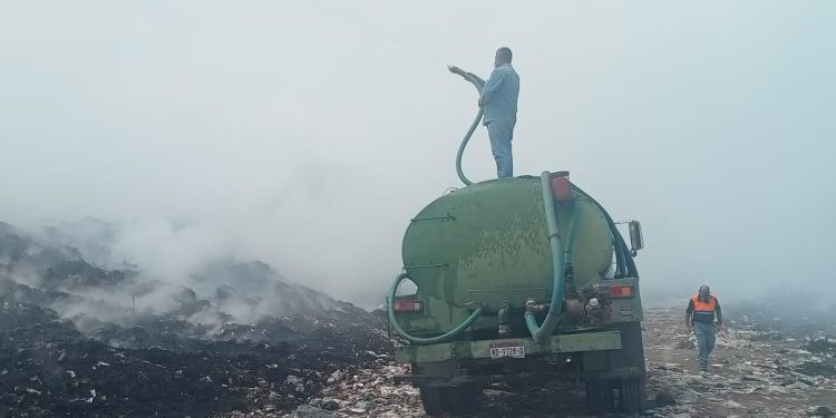 Incendio en el basurero está controlado: PC y Bomberos.