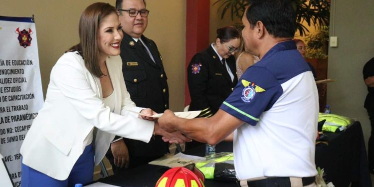 Ivonne Pantoja, madrina de egresados de la Escuela de Paramédicos de Rescate