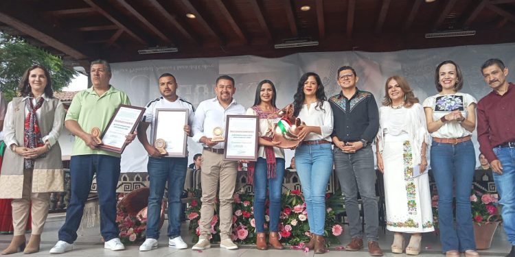Entregan premios a 63 artesanos del Concurso de Cobre Martillado
