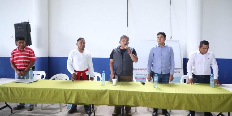 Se reúne titular de SSP con habitantes de El Coire, en Aquila