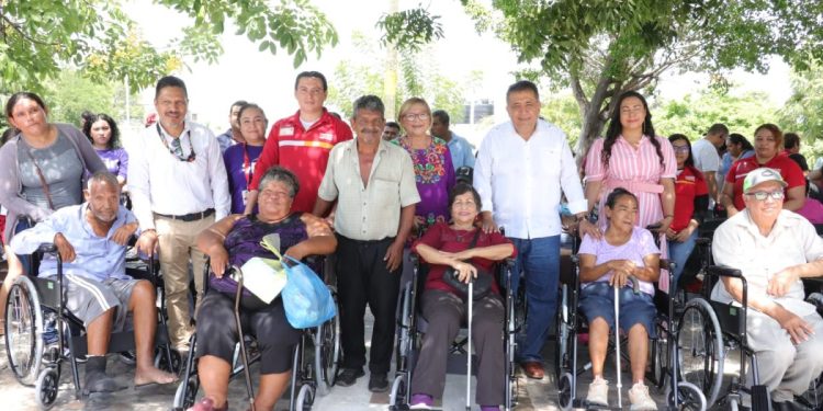 Resultado del “redondeo” Oxxo y DIF entregan 29 sillas de ruedas.