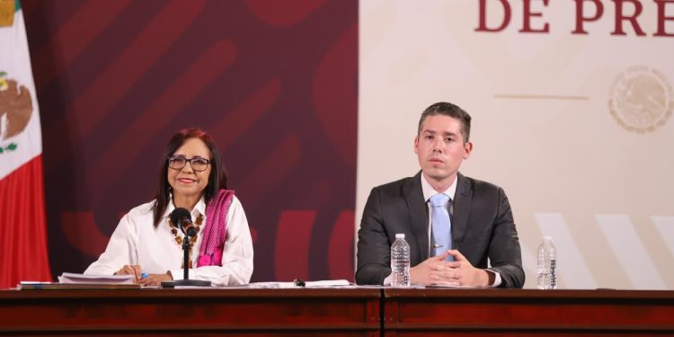 Libros fortalecerán valores: maestro michoacano en Palacio Nacional