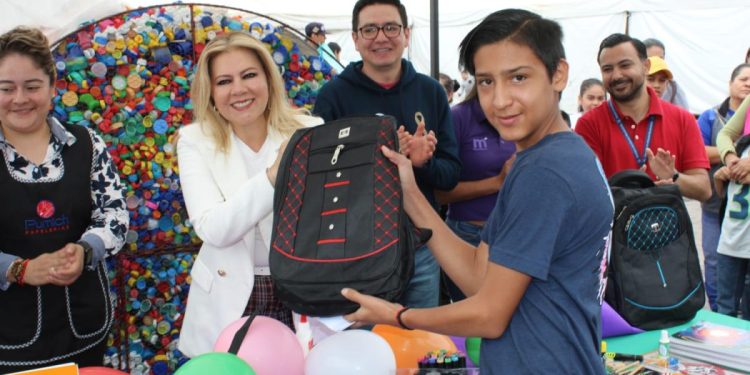 Gobierno de Morelia entrega 65 kits escolares a estudiantes