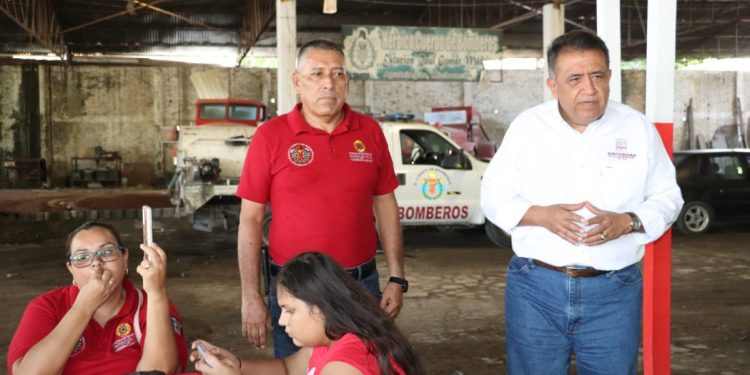 Se comprometió presidente José Luis Cruz Lucatero con mejorar la estación de Bomberos.