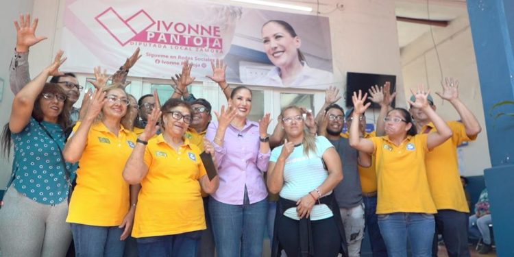 Entrega Diputada Ivonne Pantoja lentes a zamoranos
