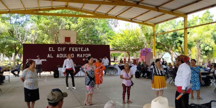 DIF Apatzingán celebra el Día del Adulto Mayor