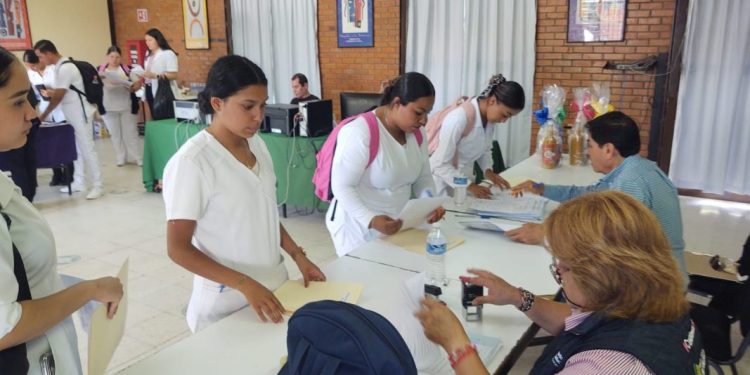 Egresados de Enfermería del Conalep concluyen servicio social