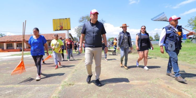 Juan Carlos Barragán apoya el regreso a clases con el programa Échale una Mano a las Escuelas.