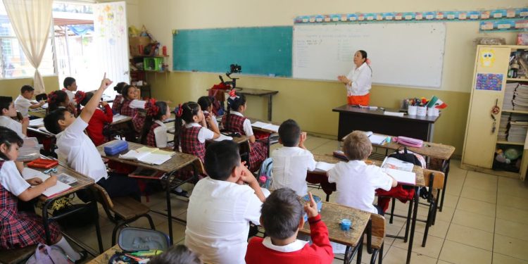 SEE fortalece escuelas del oriente; envía 31 docentes a Zitácuaro