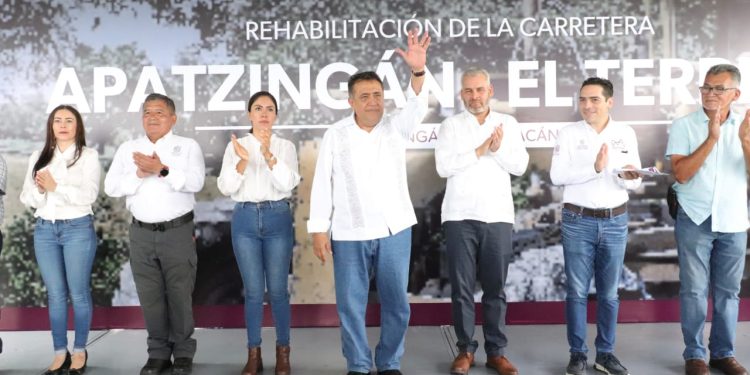 Apatzingán con mejores carreteras para agilizar el traslado citrícola.