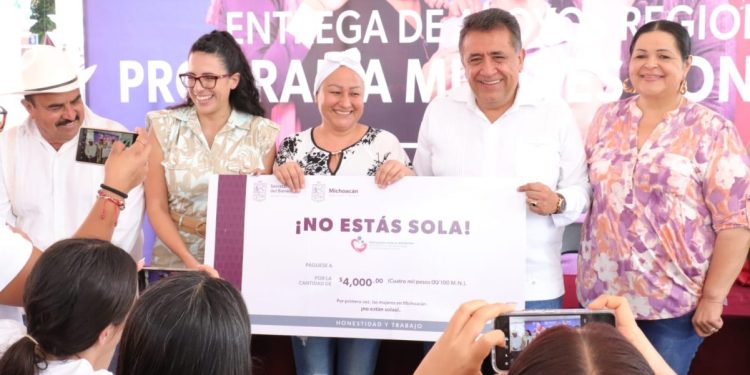 Entregan apoyos económicos a mujeres con cáncer