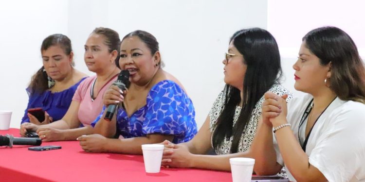 Capacitan sobre asilo político y app CBP One