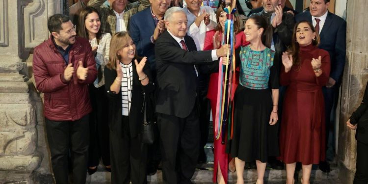 Claudia Sheinbaum recibe el bastón de mando como Coordinadora de manos del presidente Andrés Manuel López Obrador