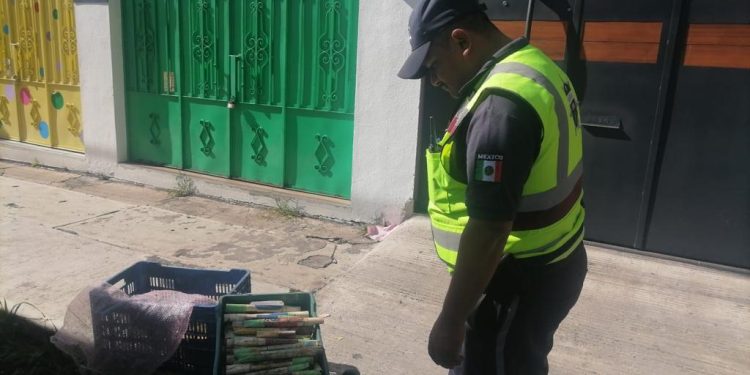 Tránsito del Estado asegura camión con pirotecnia aparentemente ilegal