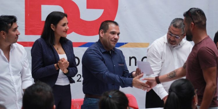 Entrega Gobierno de Tarímbaro y SEE herramientas digitales a docentes