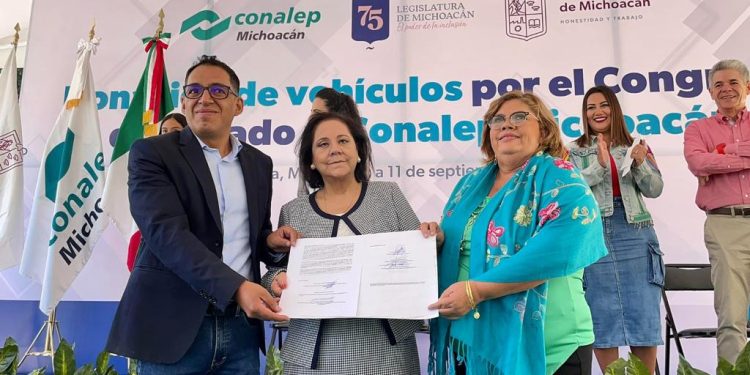 Conalep recibe donación de autos para prácticas de estudiantes