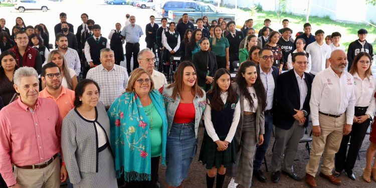 A propuesta de Mónica Valdez, Conalep de Zacapu recibe vehículo donado por el Congreso Local