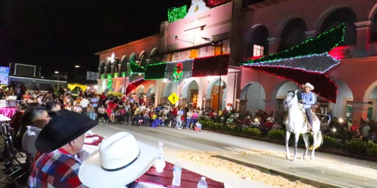 Al son de la música de arpa con floreo de reata y caballo bailadores el gobierno local celebró el Día del Charo.