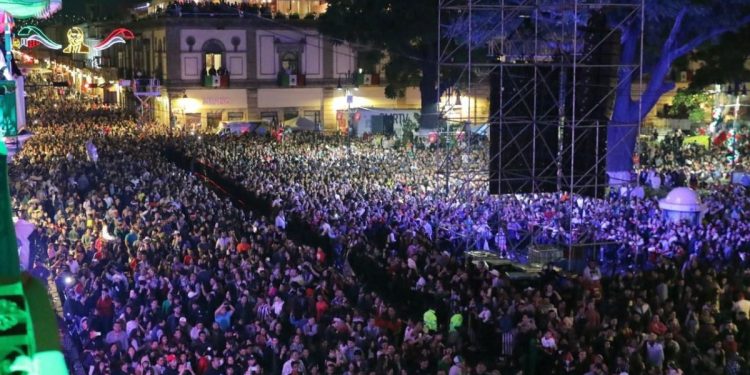 Bailó Michoacán con Julión; más de 100 mil personas cantaron a todo pulmón en la Madero