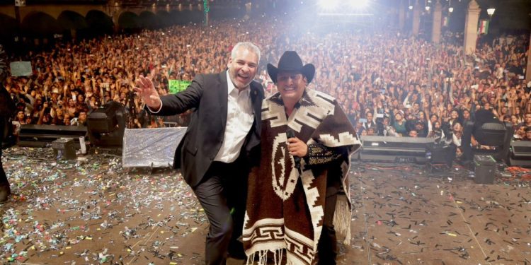 Regala Bedolla gabán de lana michoacano a Julión Álvarez