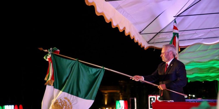 Junto a más de 100 mil michoacanos da Bedolla tradicional Grito de Independencia