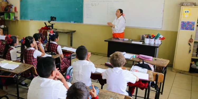 SEE ha enviado más de 3 mil docentes a escuelas que los requieren
